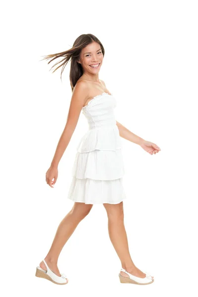 Mulher andando em vestido de verão — Fotografia de Stock