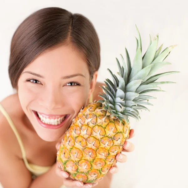 Žena ovoce ananas — Stock fotografie