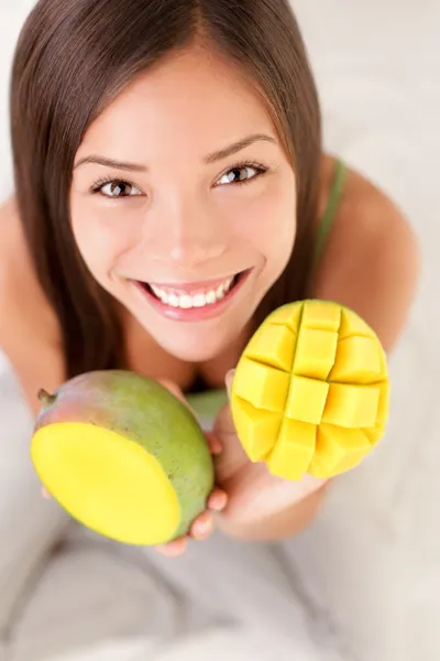 Kobieta owoc mango szczęśliwa — Zdjęcie stockowe