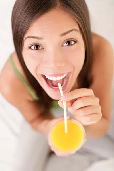 Donna che beve succo d'arancia — Foto Stock