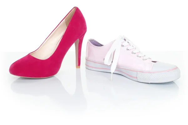 Концепция выбора - женская обувь на белом — стоковое фото
