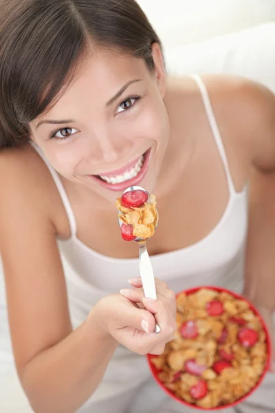 食べる朝食穀物女性 — ストック写真