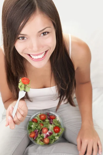 Salada mulher comer saudável — Fotografia de Stock