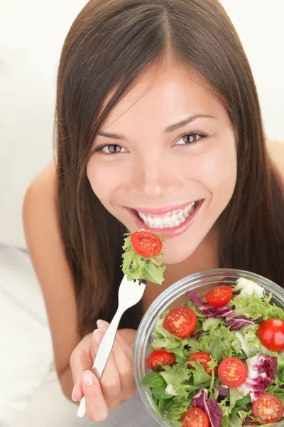 Donna che mangia insalata sana — Foto Stock