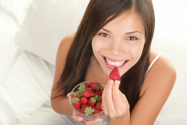 草莓的女人 免版税图库图片