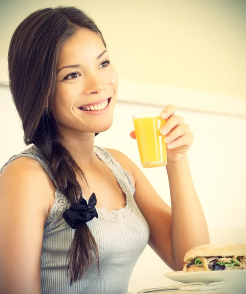 Café mulher beber suco de laranja — Fotografia de Stock