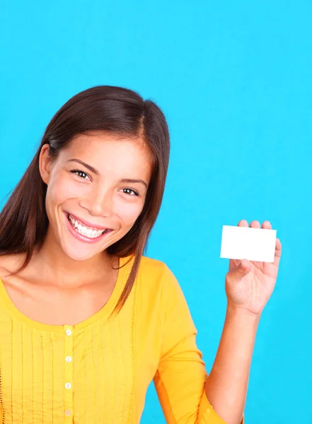 Mujer mostrando tarjeta de visita o signo — Foto de Stock