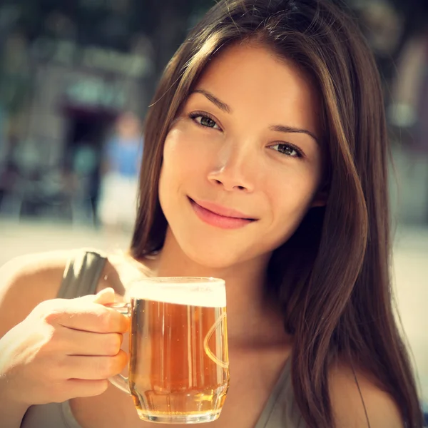 Cerveza mujer — Foto de Stock