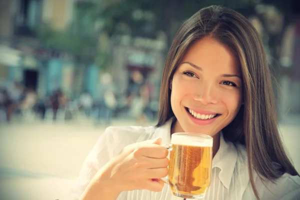 Mujer bebiendo cerveza en la cafetería — Foto de Stock