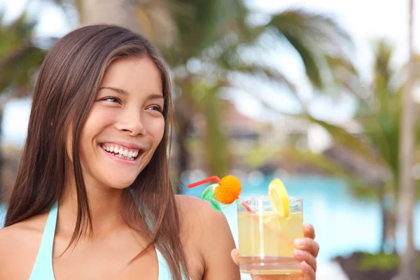 Tropische cocktail vrouw in zomer zwembad resort — Stockfoto