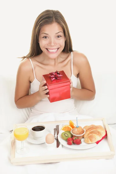 Presente de aniversário - mulher sorridente feliz — Fotografia de Stock