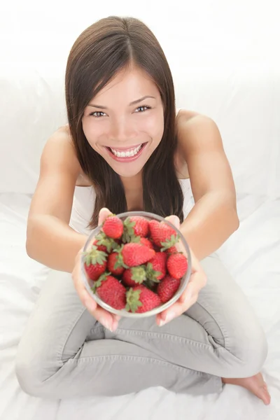 Woman showing fresh strawberries — Stock Photo, Image