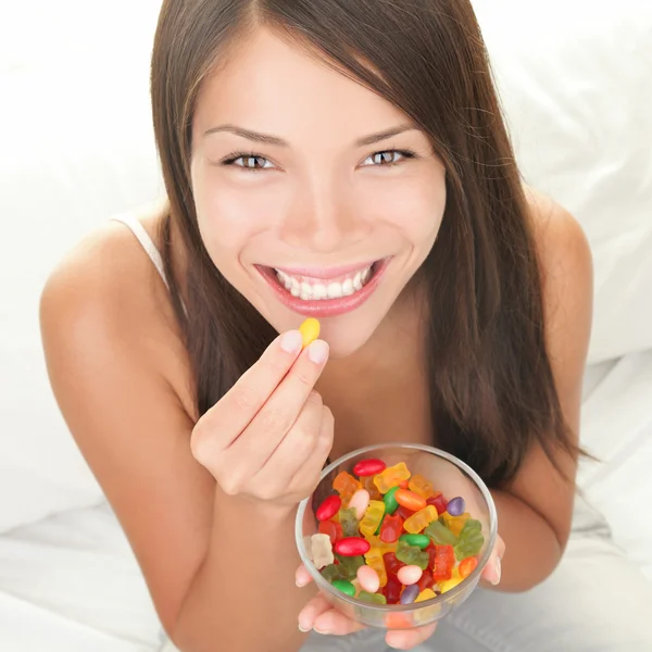 Женщина ест конфеты — стоковое фото