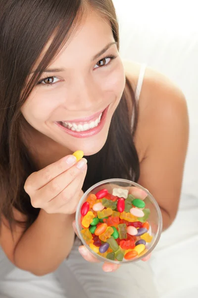 Vrouw eten snoep — Stockfoto