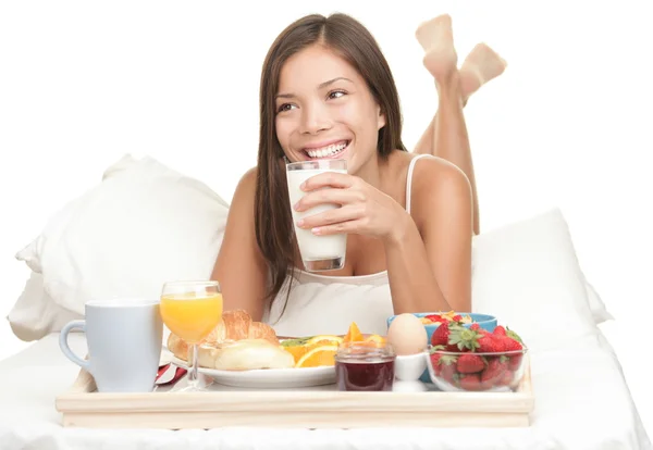 Continentaal ontbijt in bed - vrouw geïsoleerd — Stockfoto