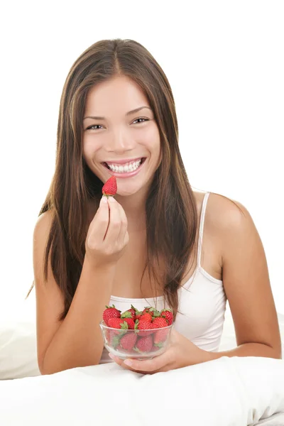 Vrouw eten aardbeien Stockfoto