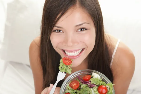 Γυναίκα τρώει σαλάτα Εικόνα Αρχείου