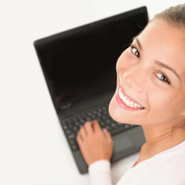 Portátil mujer sonriendo trabajando en la computadora PC — Foto de Stock