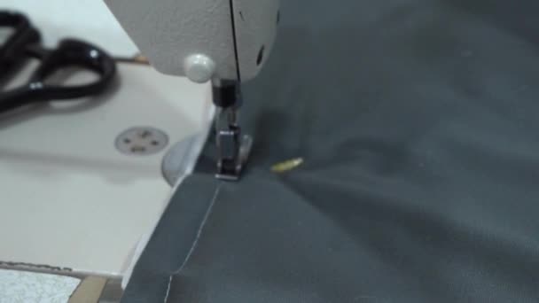 Κοντινό Πλάνο Του Ράψιμο Στο Χέρι Ράψιμο Μια Ραπτομηχανή — Αρχείο Βίντεο