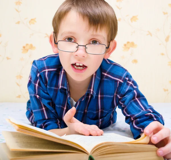 Portret van een schattig klein meisje — Stockfoto