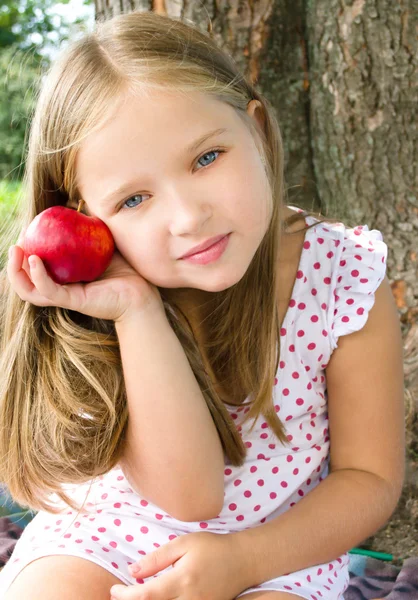 Retrato de una niña con manzana — Foto de Stock