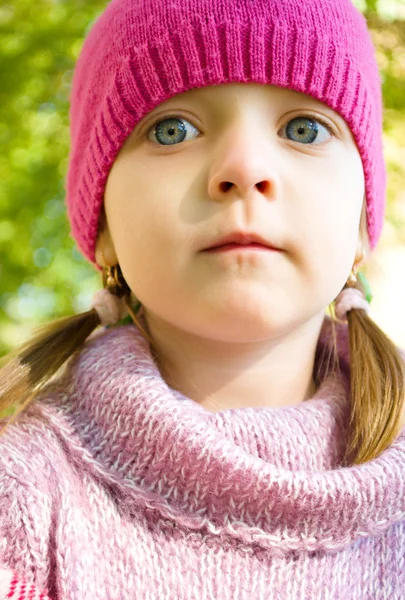 Portret van een schattig klein meisje — Stockfoto