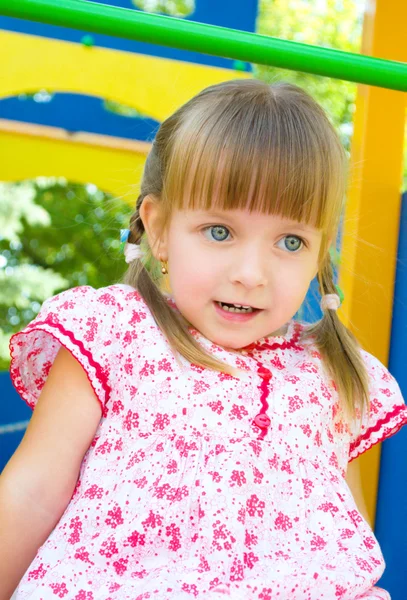 Ritratto di una bambina felice all'aperto — Foto Stock