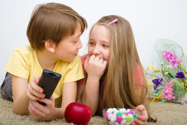 Kinderen tv kijken — Stockfoto