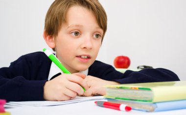 Öğrenci çalışma kitabındaki okuldan ödev yazma