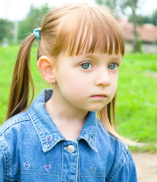 一个小女孩的肖像 — 图库照片