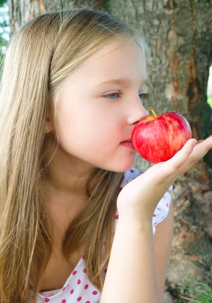 Apple ile küçük bir kız portresi — Stok fotoğraf