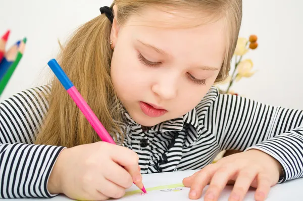 Retrato de menina desenho com lápis coloridos — Fotografia de Stock