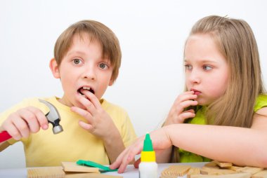 çekiç ve çivi ile çalışan çocuklar