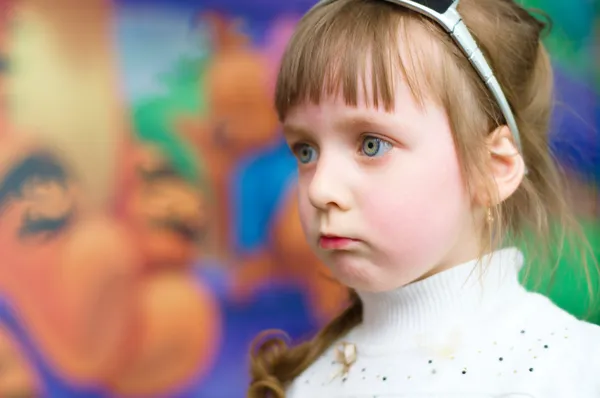 Портрет грустной маленькой девочки — стоковое фото