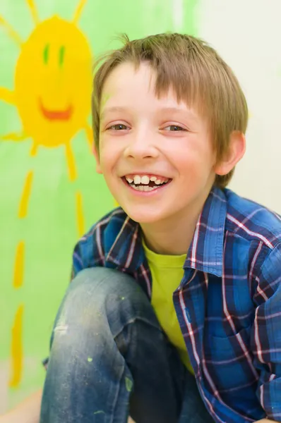 Boy draws the sun — Stock Photo, Image