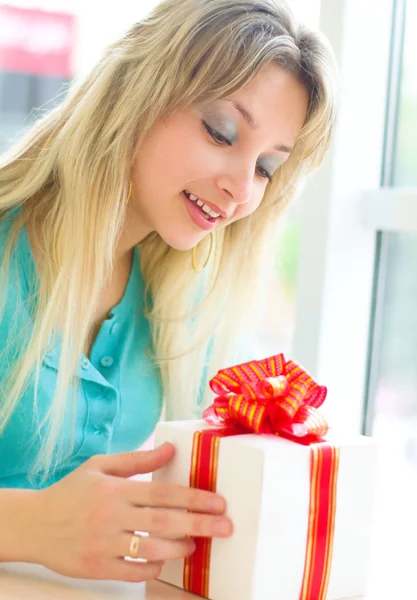 Fille avec boîte cadeau — Photo