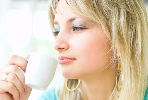 Молода жінка п'є каву — стокове фото