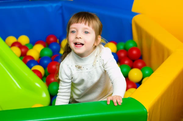 Klein meisje speelt — Stockfoto