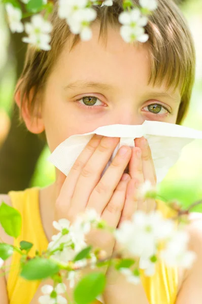 Kleine jongen waait zijn neus — Stockfoto