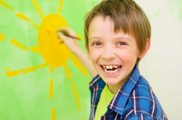 Ragazzo disegna il sole — Foto Stock