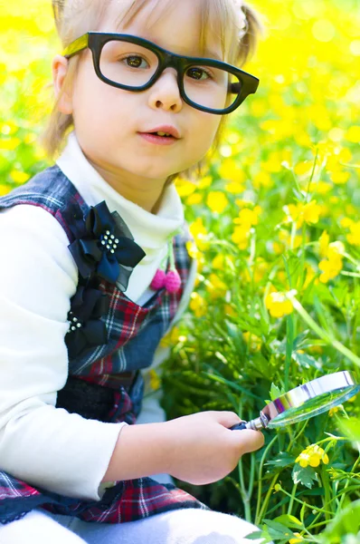 Girl with magnifying glass — Stock Photo, Image