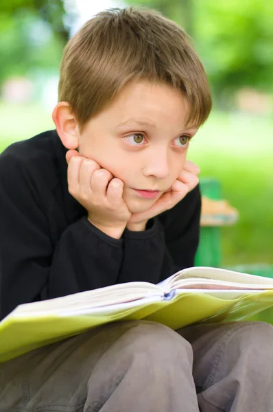 Ragazzo che legge un libro — Foto Stock