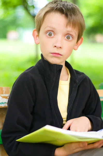 Pojke läser en bok — Stockfoto