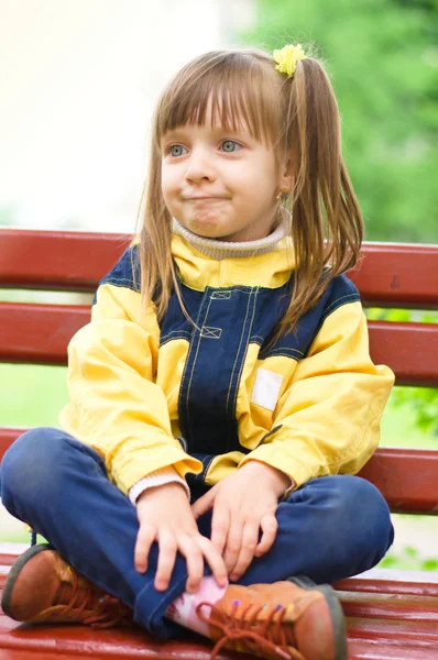 Meisje in het park — Stockfoto