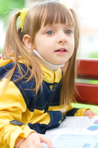 Meisje dat een boek leest — Stockfoto