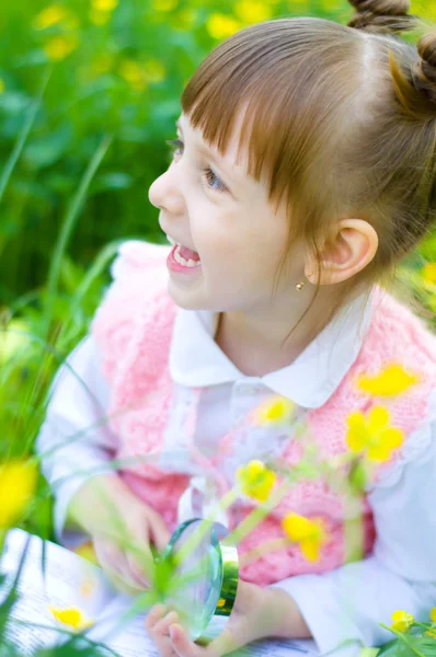 Ragazza sta giocando utilizzando lente di ingrandimento — Foto Stock