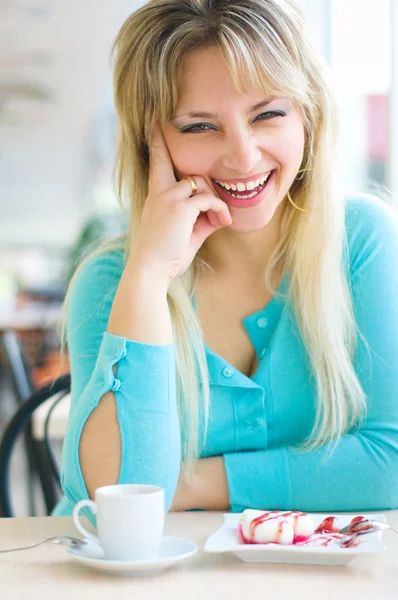 Mujer con un pastel — Foto de Stock