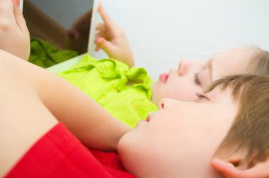 tablet pc bilgisayar izlerken çocuklar