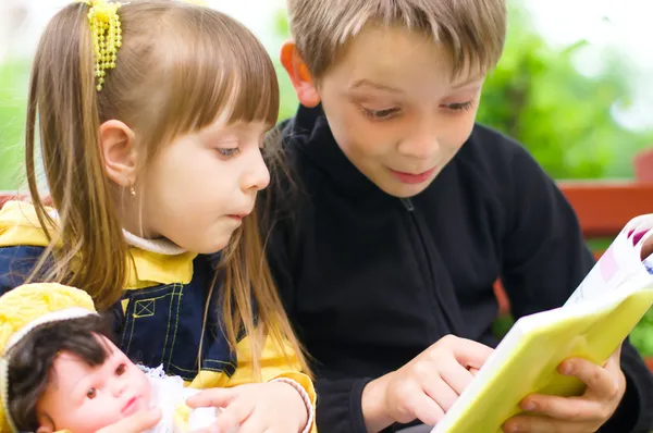 Crianças lendo o livro — Fotografia de Stock