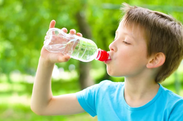 Junge trinkt Wasser — Stockfoto